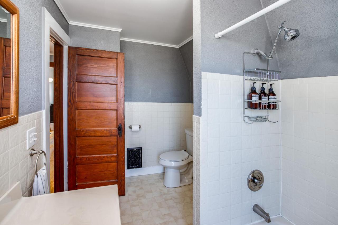 Spacious Home With In-Unit Laundry, Parking, 1Gb Wifi, & Patio Deck Рочестър Екстериор снимка