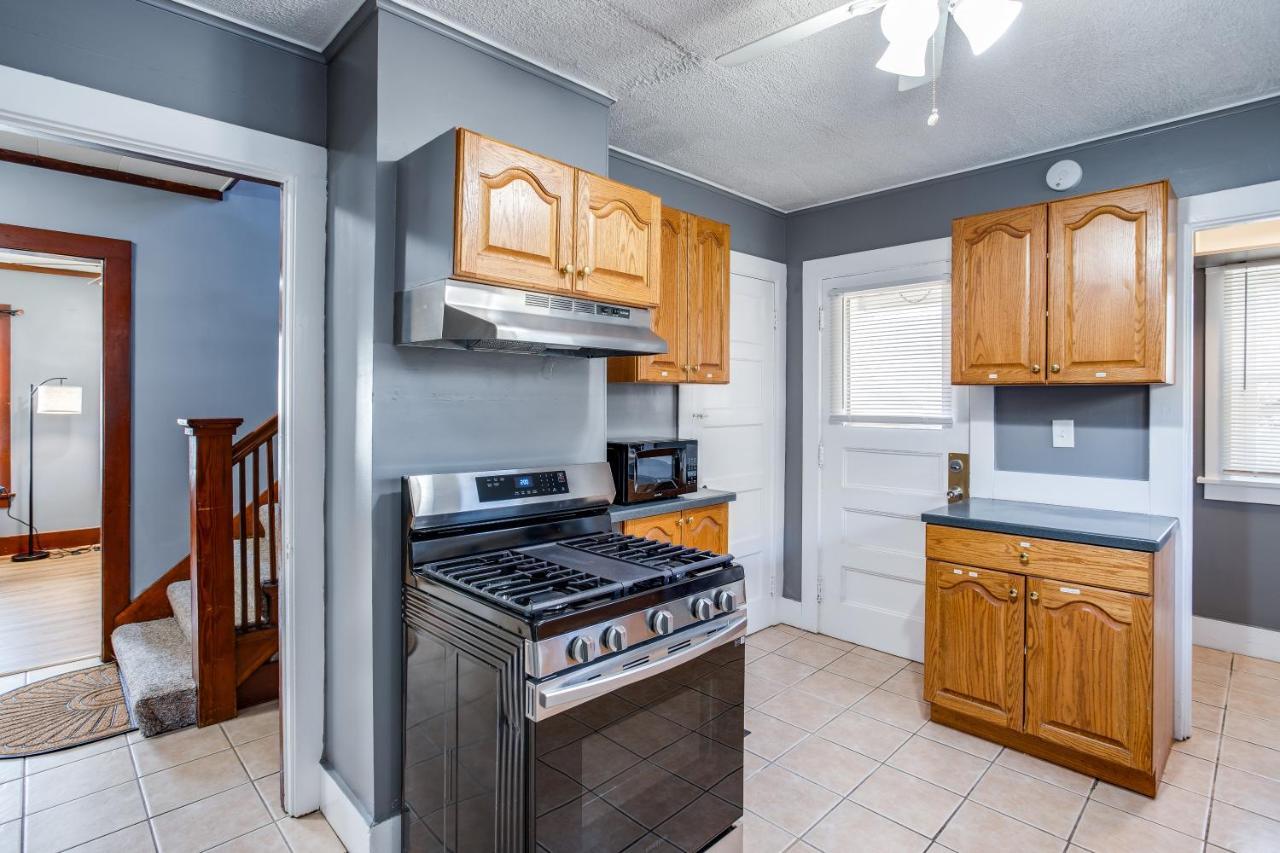 Spacious Home With In-Unit Laundry, Parking, 1Gb Wifi, & Patio Deck Рочестър Екстериор снимка