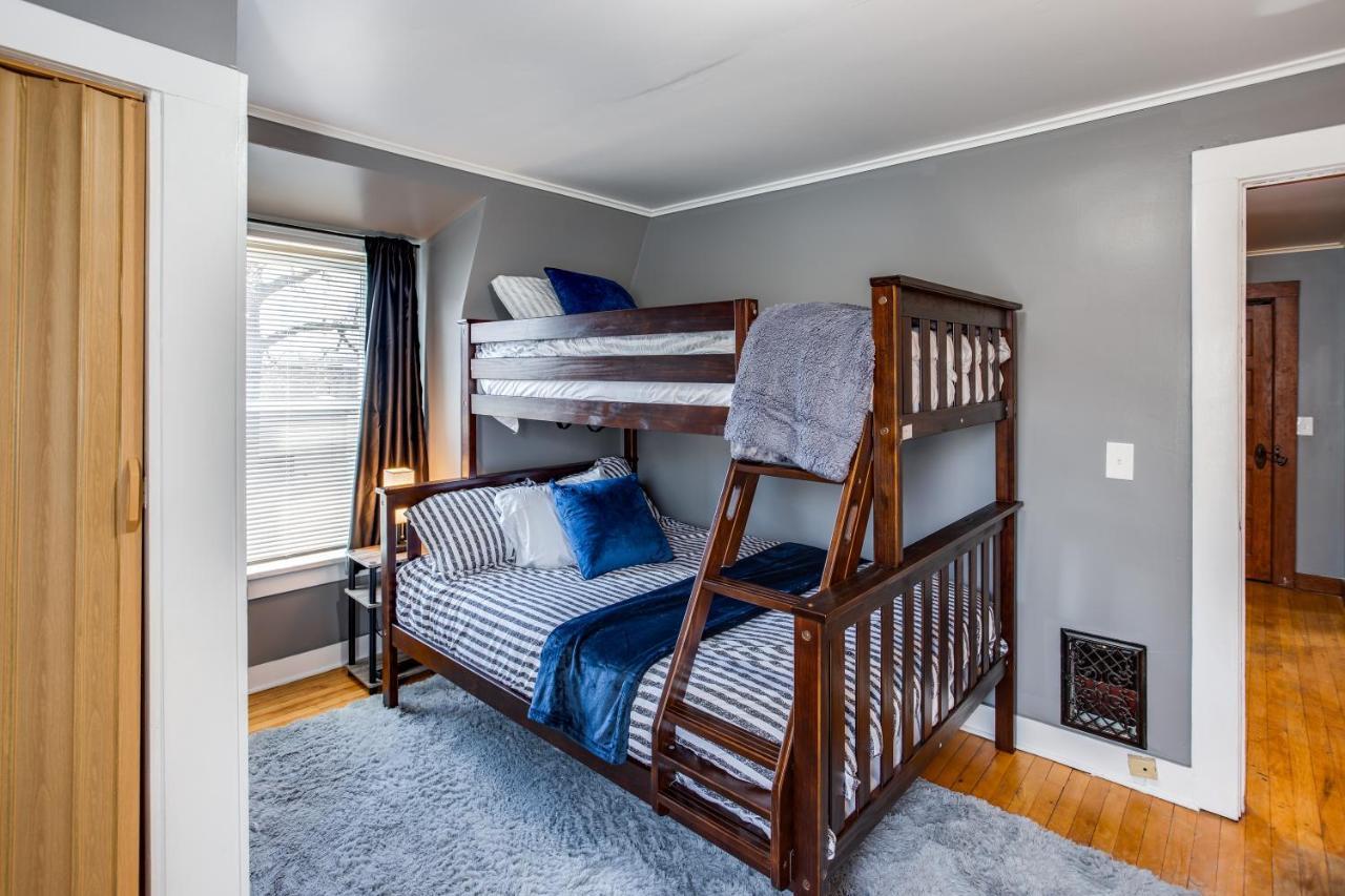 Spacious Home With In-Unit Laundry, Parking, 1Gb Wifi, & Patio Deck Рочестър Екстериор снимка