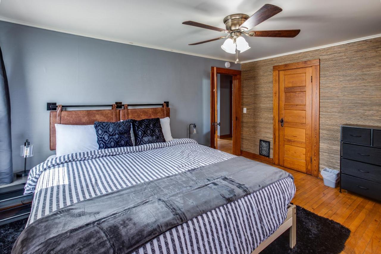 Spacious Home With In-Unit Laundry, Parking, 1Gb Wifi, & Patio Deck Рочестър Екстериор снимка